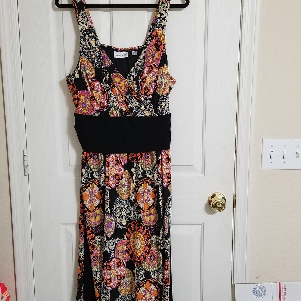 Avenue Size 26/28 dress that ties in back